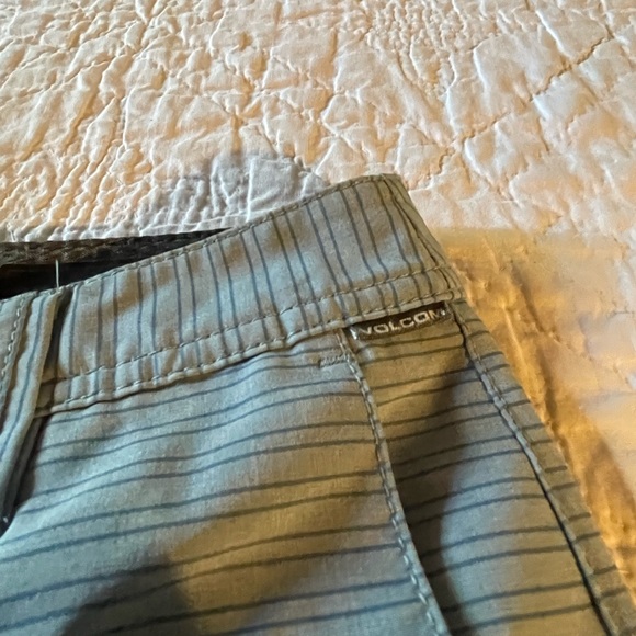 Volcom Shorts - Youth Waist Size 27 - Picture 7 of 11